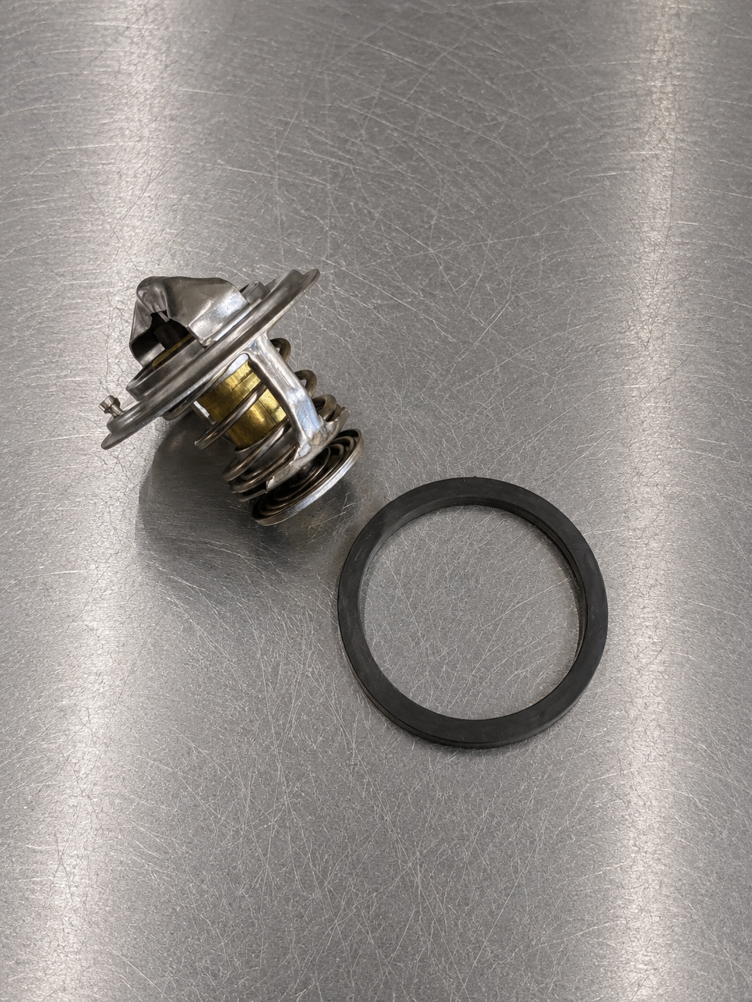 Thermostat moteur 170°F avec joint 91H20-02680 pour chariot élévateur | Compatible Caterpillar, Nissan, Hyster, Mitsubishi et Komatsu
